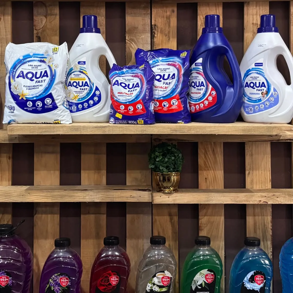 Prateleiras da loja Lumaj com produtos de limpeza